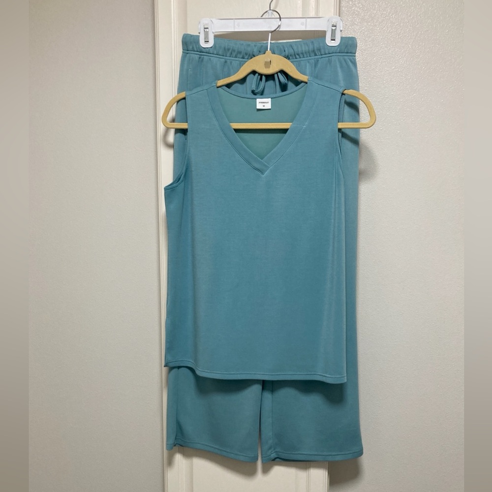 Women's Beautiful Air Essentials Two-Piece Set. Size M.
